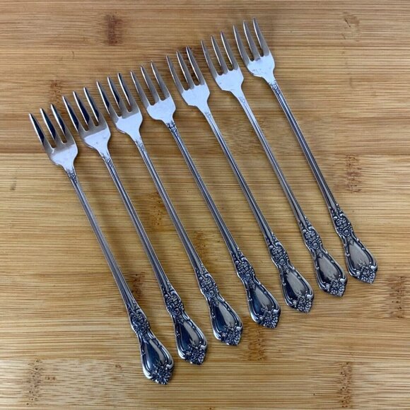 Oneida Distinction Deluxe Kennett Square Lot of 7 Cocktail Forks Stainless Steel - Picture 1 of 4